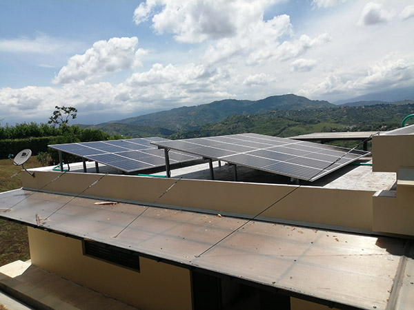 panel solar en terraza amplia