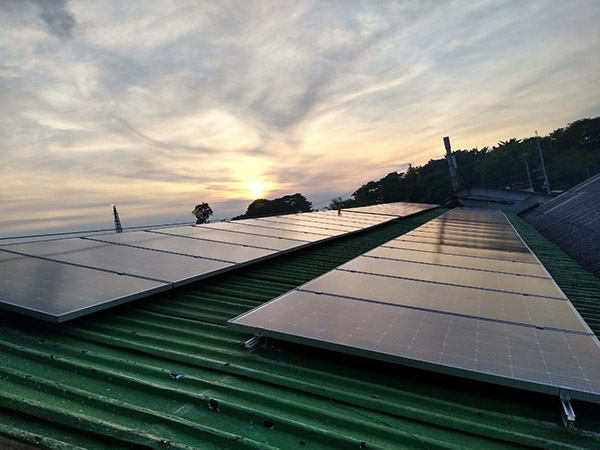 panel solar en líneas conjunto