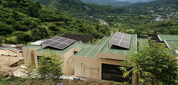 casa con panel solar