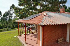 casa con panel solar lateral