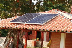 casa con panel solar
